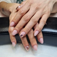 L'extension d'ongles avec capsules américaines