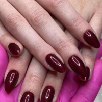 ongles en Gel couleur bordeaux pailleté