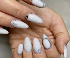 L'extension d'ongle avec des capsules popits, en gel ou acrygel