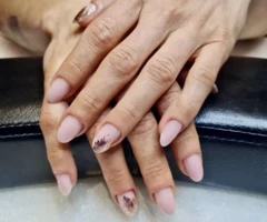 L'extension d'ongles avec capsules américaines avec gel ou vsp