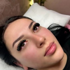 Pose d’extensions de cils volume russe