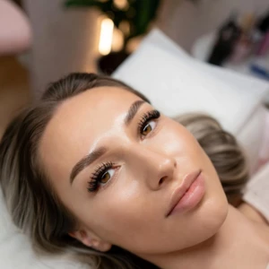 Pose d’extensions de cils hybride