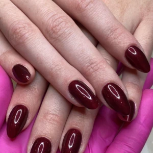ongles en Gel couleur bordeaux pailleté